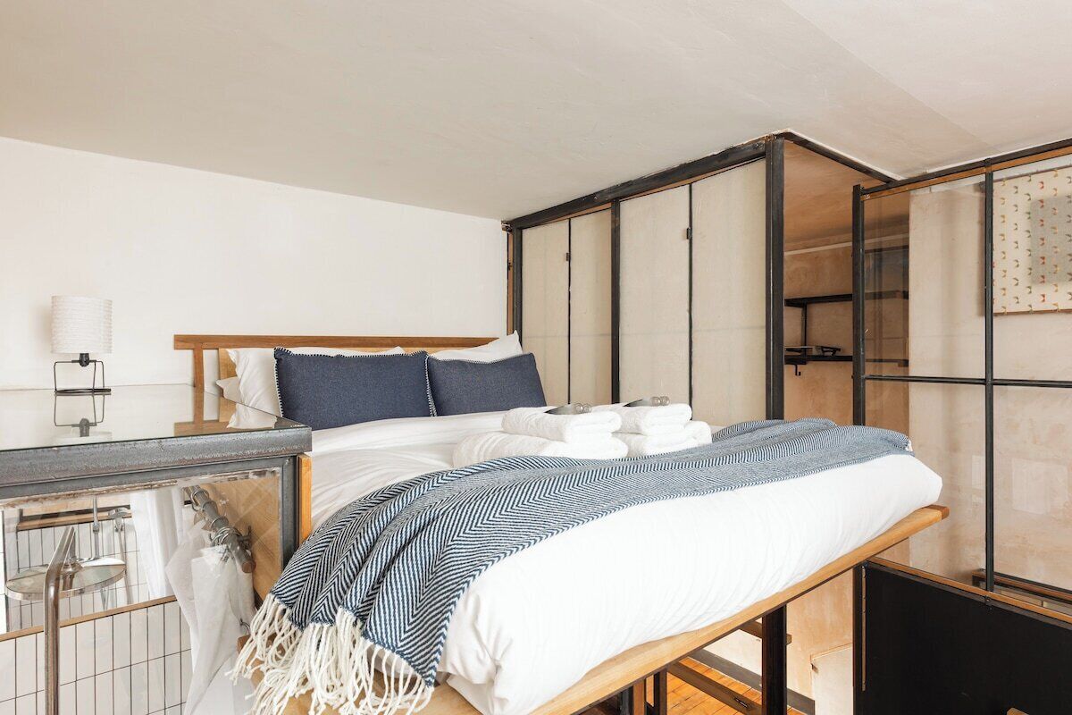 1 dormitorio, tabla de planchar con plancha, ropa de cama