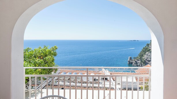A balcony with a view of the sea and a rocky coastline. - Villa Les Paons - Downtown Positano - Terrace (Positano)
