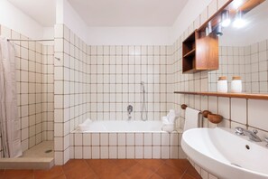 Shower, hair dryer, bidet, towels - Villa Les Paons - Positano center - terrace -parking (Positano)