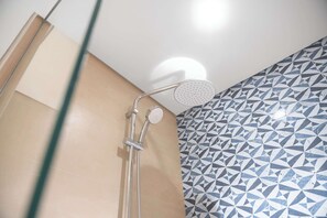 Douche, sèche-cheveux, serviettes fournies