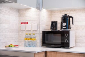 Fridge, microwave, stovetop, electric kettle - Free housekeeping visits during your stay - StayShort - Stunning 2 Bed in Mina Rashid that Sleeps 3! (Mina Rashid)