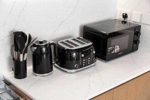Fridge, microwave, stovetop, electric kettle - Free housekeeping visits during your stay - StayShort - 2 Bedroom sleeps 4 in Dubai Hills with Balcony! (Dubai Hills Estate)
