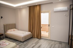 Quadruple Room, Balcony | Soundproofing, free WiFi - New Donantelo Hotel (Vlore)