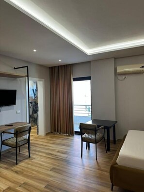 Habitación Deluxe doble, balcón | Sistema de insonorización y wifi gratis