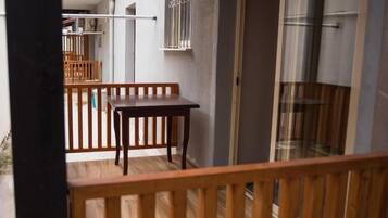 Vierpersoonskamer, balkon | Terrein van de accommodatie