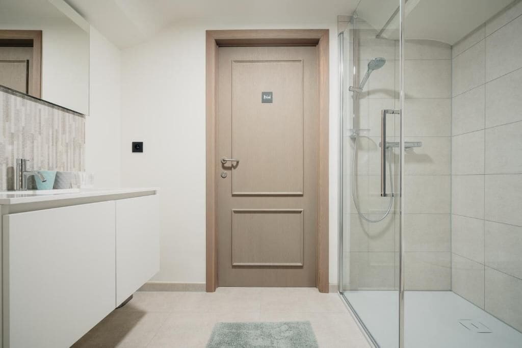 Un baño moderno con ducha, inodoro y lavamanos.