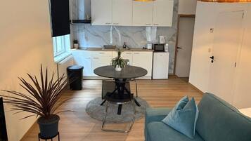 Habitación doble Deluxe | Área de sala de estar | Televisión LCD de 100 cm con canales digitales y Netflix