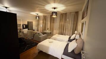 Departamento, patio | Tabla de planchar con plancha, wifi gratis y ropa de cama