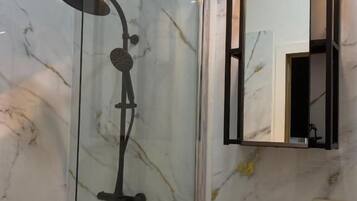 Deluxe Double Room | Bathroom