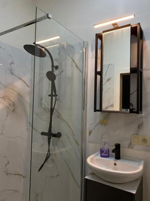 Deluxe Double Room | Bathroom - Center Monet (Ghent)