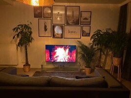 Luxury Double Room, Balcony, City View | Living area