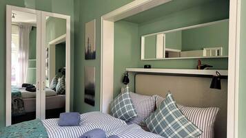 2 Schlafzimmer, Schreibtisch, Bügeleisen/Bügelbrett, Reisekinderbett