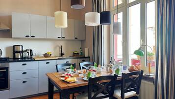 Fridge, microwave, stovetop, dishwasher