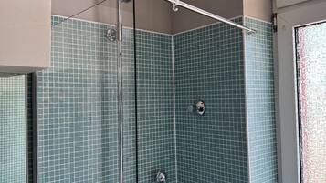 Haartrockner, Handtücher, Seife, Toilettenpapier