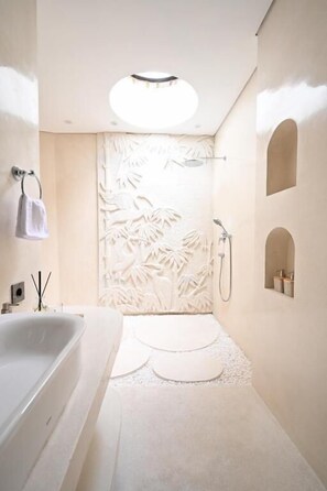 Villa | Bathroom - Meadow Hills Villa by Mahaprana (Sukasada)