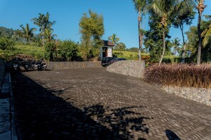 Free self-parking - Meadow Hills Villa by Mahaprana (Sukasada)