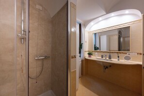 Dusche, Haartrockner, Bidet, Handtücher
