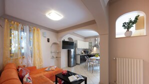 Un appartamento moderno con soggiorno, cucina e zona pranzo.