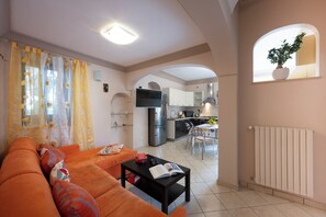 Eine moderne Wohnung mit Wohnzimmer, Küche und Essbereich.