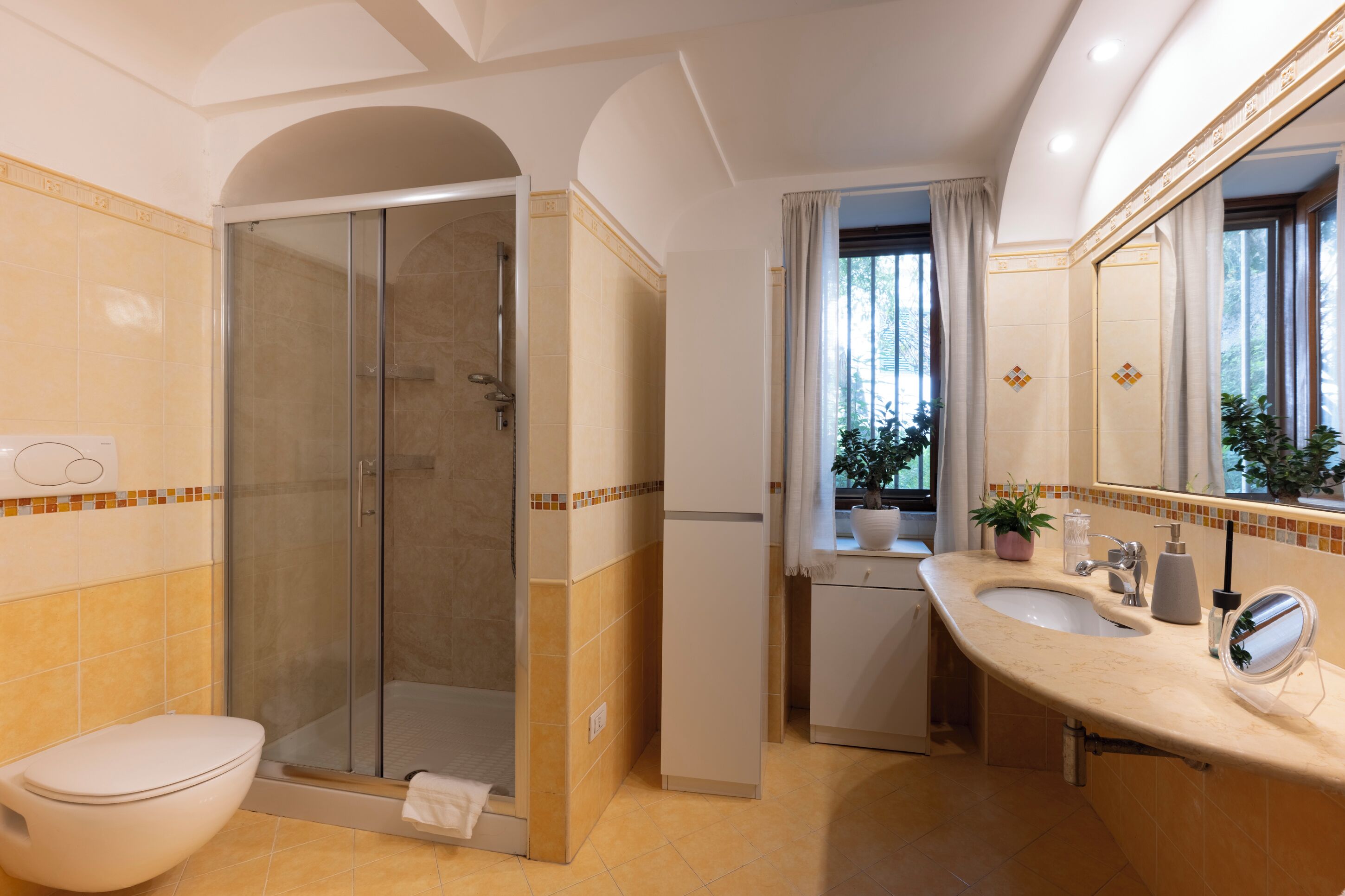 Regadera, secadora de cabello, bidet, toallas 