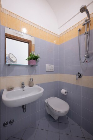 Dusche, Haartrockner, Bidet, Handtücher