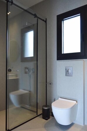 Shower, free toiletries, hair dryer, slippers - OIKOI - Luxury Suites & Maisonettes (Kastoria)