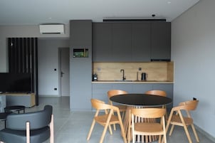 Luxury Apartment, 1 Queen Bed with Sofa bed, Balcony, Garden View | Dining