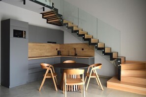 Duplex luxueux, balcon, vue sur le lac | Cuisine privée | Réfrigérateur grande capacité avec congélateur, four à micro-ondes