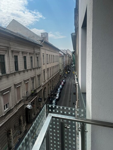 Luxury 2-bedroom 2-bathroom condo with balcony street view