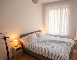 Iron/ironing board, WiFi, bed sheets