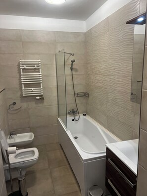Secadora de cabello, bidet, toallas, jabón 