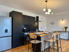 Fridge, microwave, oven, stovetop - New 2 bedroom apartment near Quimper center (Quimper)