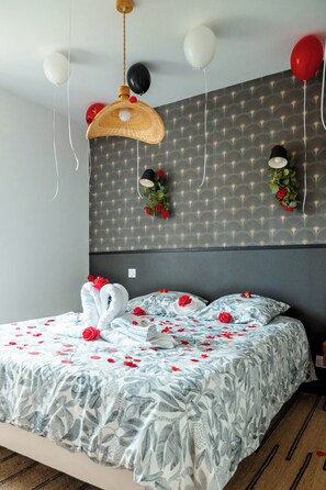 2 bedrooms, desk, iron/ironing board, travel cot - New 2 bedroom apartment near Quimper center (Quimper)