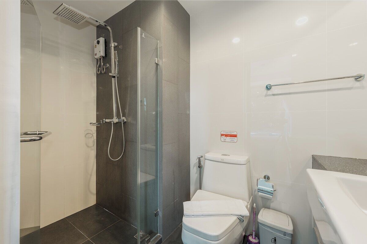 Bruser, hårtørrer, bidet, Sæbe