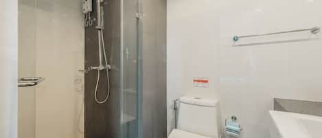 Regadera, secadora de cabello, bidet, jabón