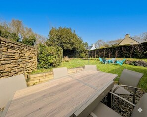 Outdoor dining - Breton house 100m2, garden, beaches 10min away (Ambon)