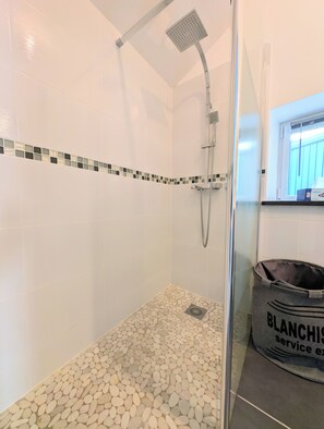 Shower, hair dryer, toilet paper - Breton house 100m2, garden, beaches 10min away (Ambon)