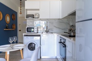 Căn hộ, 1 giường đôi và sofa giường, bếp, quang cảnh thành phố | Khu vực ăn uống tại phòng