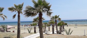 Sea Breeze 1-BR Apt & Pool in Pyla