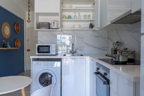 Căn hộ, 1 giường đôi và sofa giường, bếp, quang cảnh thành phố | Bếp riêng | Tủ lạnh, lò vi sóng, lò nướng, bếp nấu 