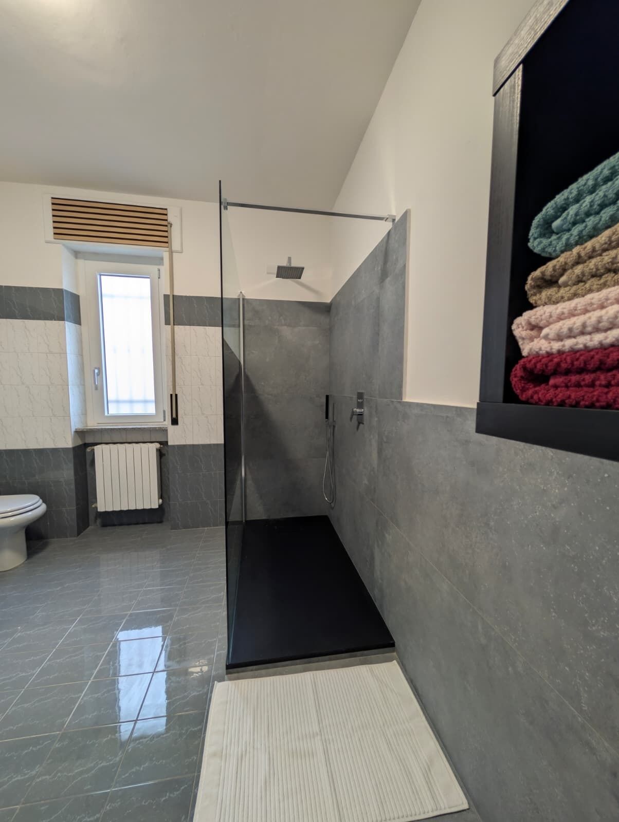 Een douche, een haardroger, een bidet, handdoeken