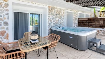 Deluxe driepersoonskamer, balkon, uitzicht op zee | Terras