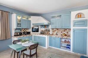 Deluxe Quadruple Room, Balcony, Courtyard View | Private kitchen - Homes Eva's Garden (Kos)