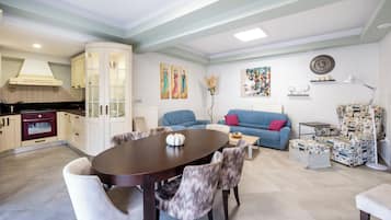 Deluxe Apartment, Balcony, Mountain View | Interior