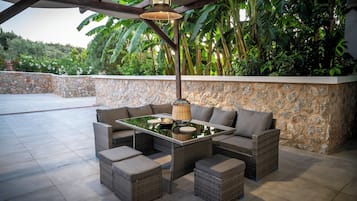 LĂ€genhet Deluxe - balkong - utsikt mot bergen | Restaurang utomhus