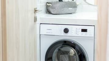 Deluxe-Dreibettzimmer, Balkon, Meerblick | Innenbereich