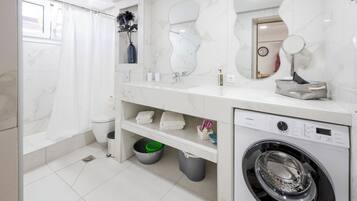 Deluxe-Dreibettzimmer, Balkon, Gartenblick | Badezimmer