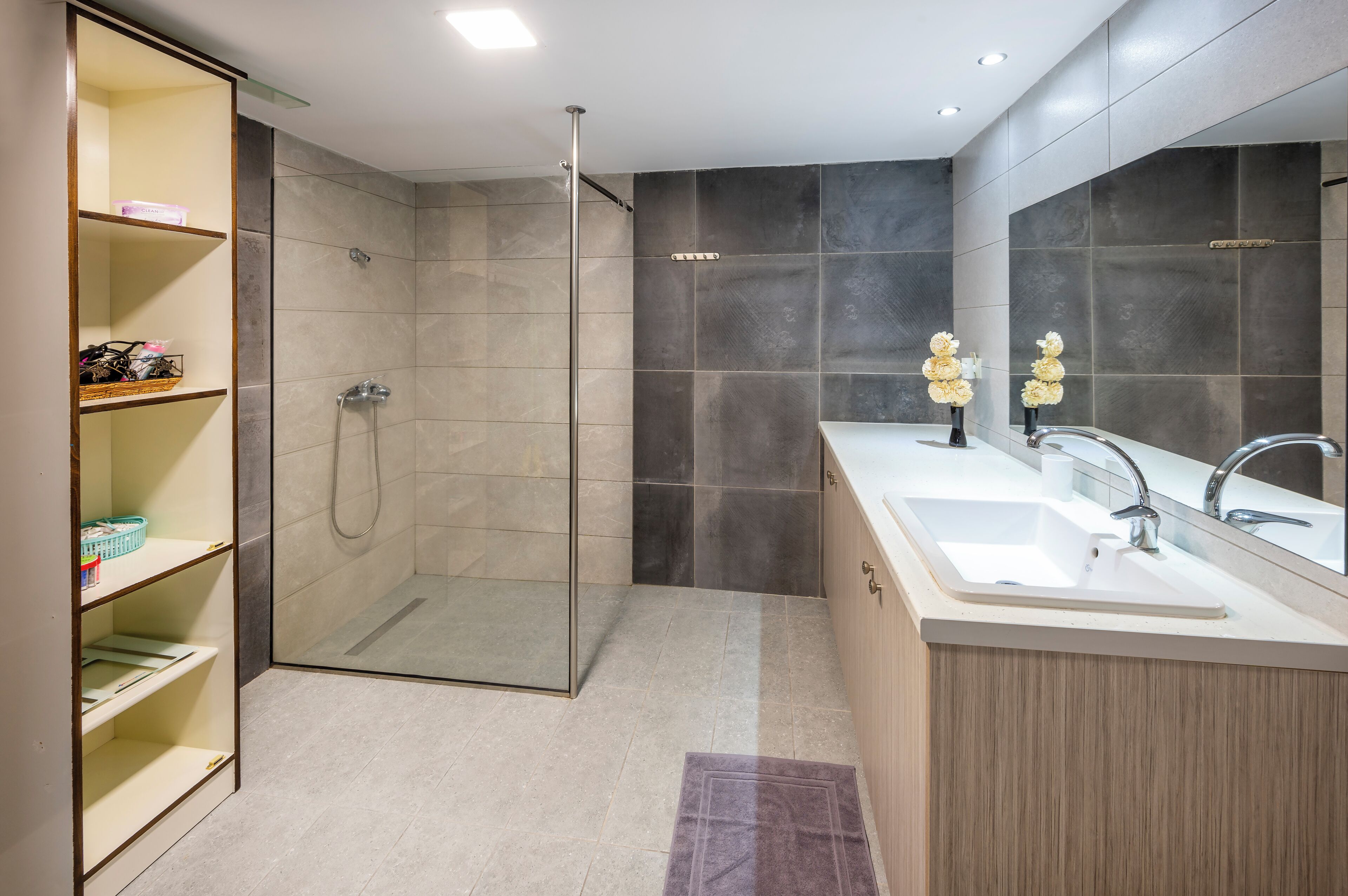 Chambre Quadruple Deluxe, balcon, vue cour intérieure | Salle de bain | Douche, articles de toilette gratuits, sèche-cheveux, chaussons
