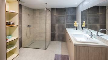 Chambre Quadruple Deluxe, balcon, vue cour intérieure | Salle de bain | Douche, articles de toilette gratuits, sÚche-cheveux, chaussons