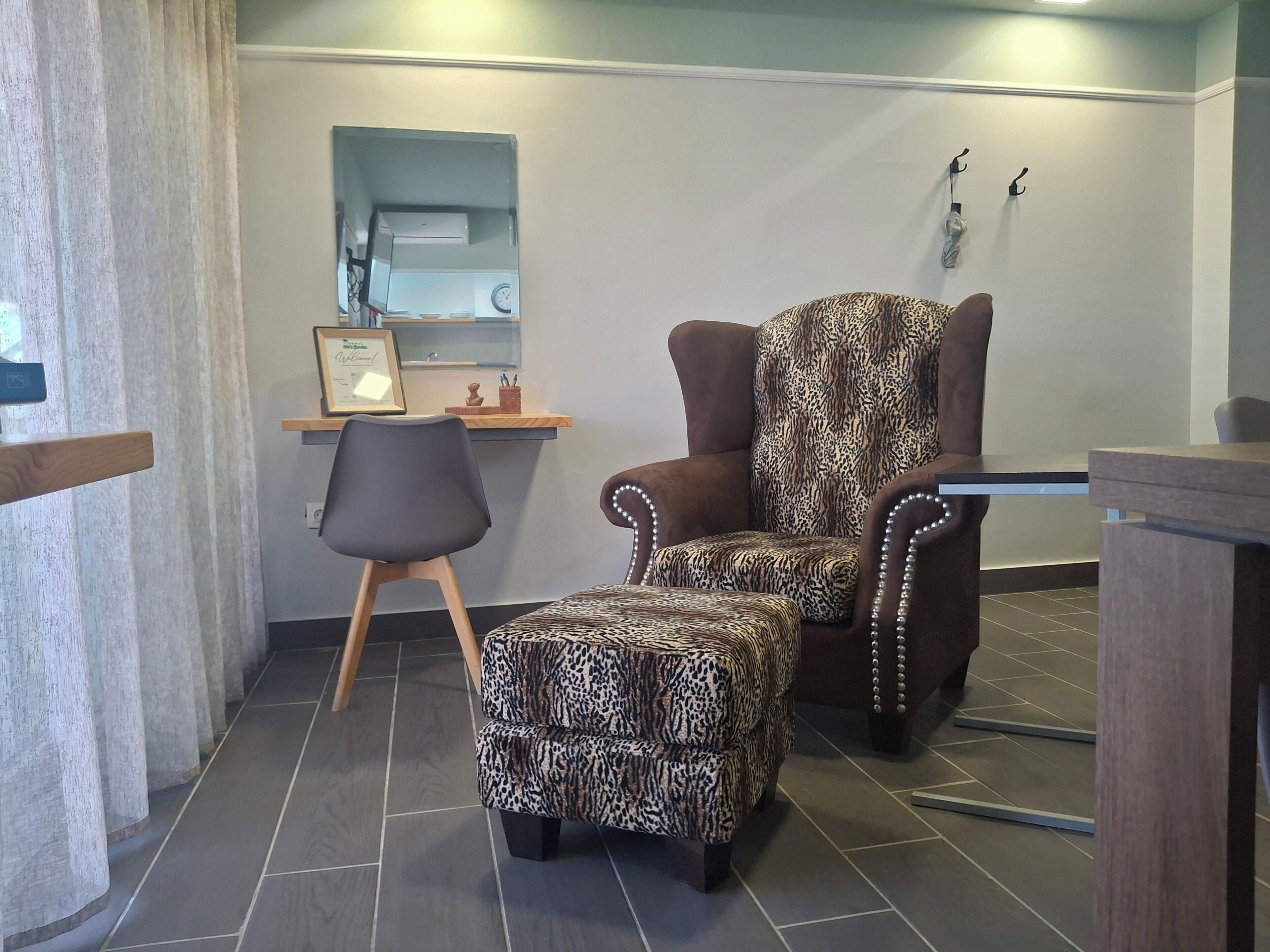 Deluxe tweepersoonskamer, uitzicht op zwembad | Interieur